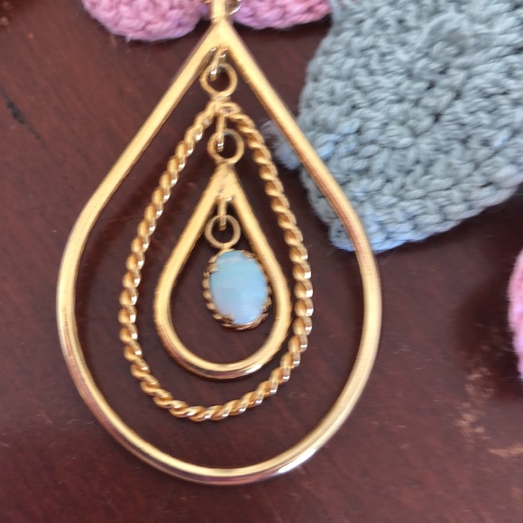 Vintage Opal like free moving oval stone, 3 free moving oval gold colored hoops. - Picture 9 of 9